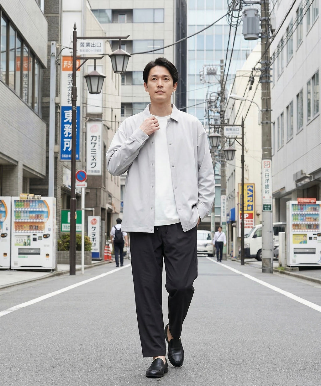 軽やかさで整えるモノトーンカジュアルスタイル