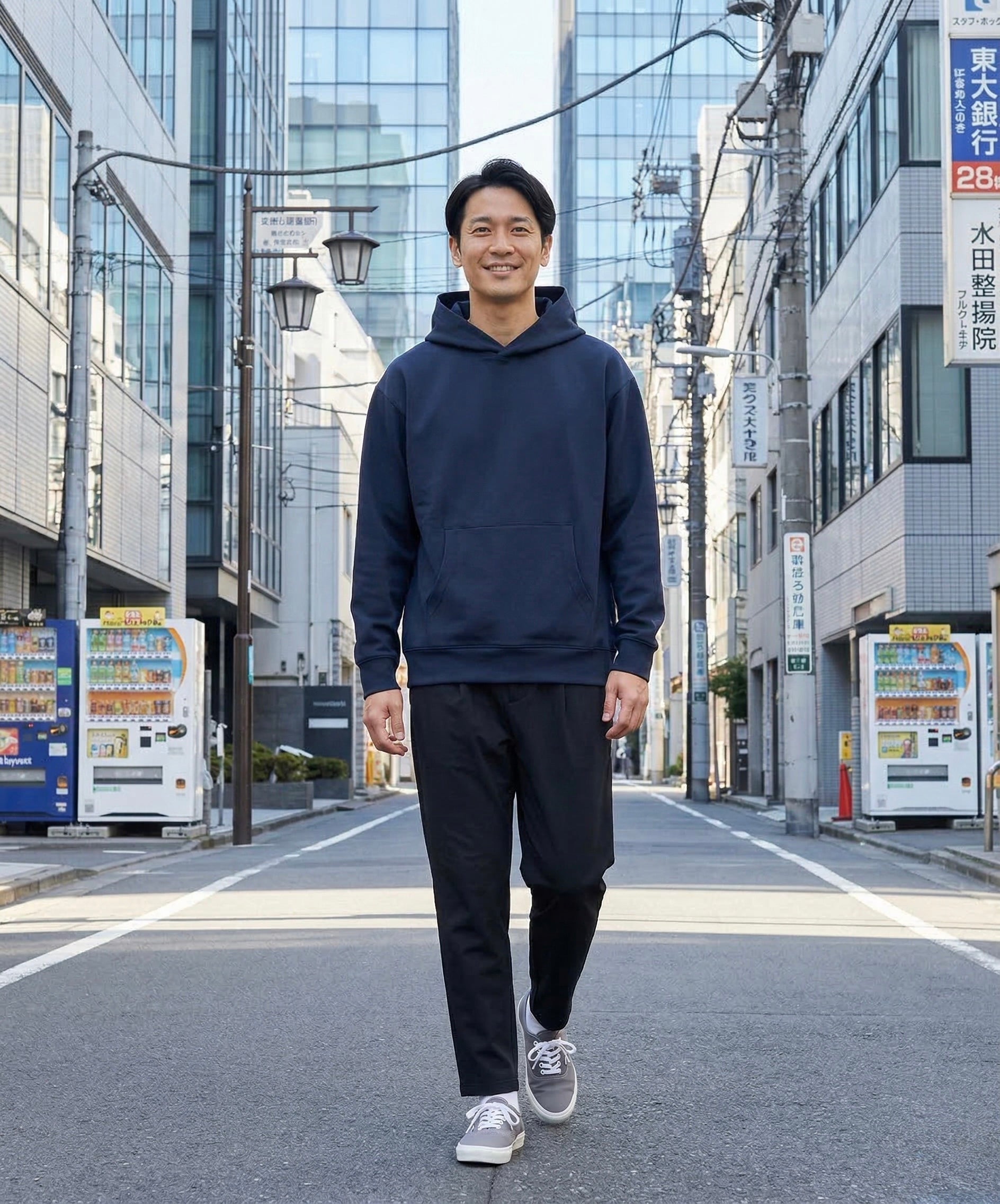 落ち着きで魅せるネイビーカジュアルスタイル
