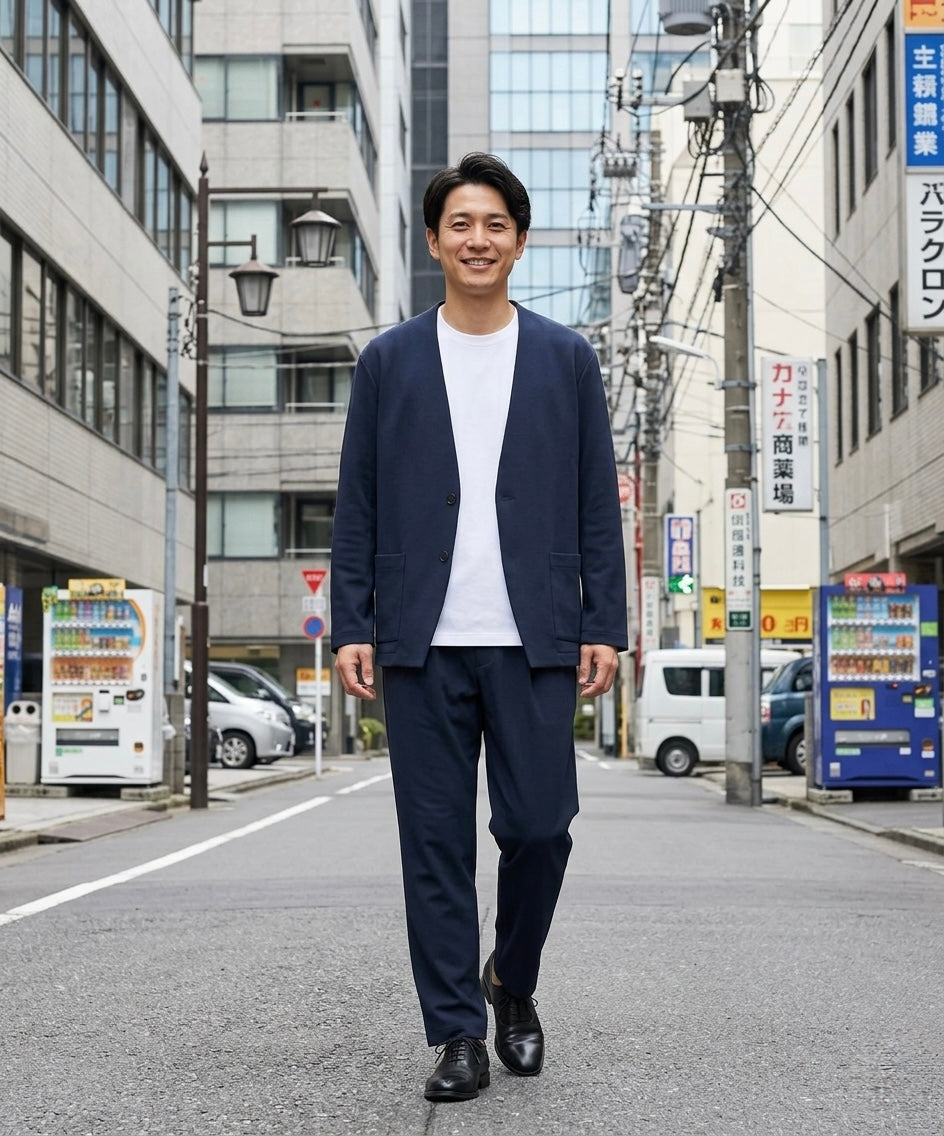 軽やかに決まるネイビーセットアップスタイル